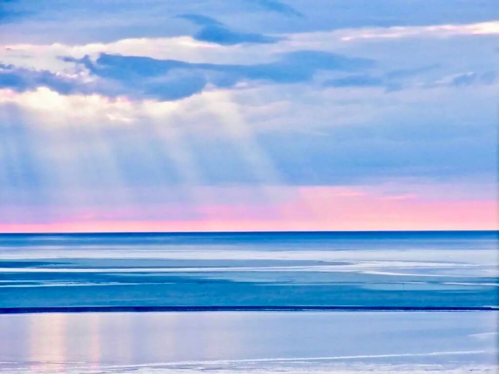 Sunset rays mont saint michel