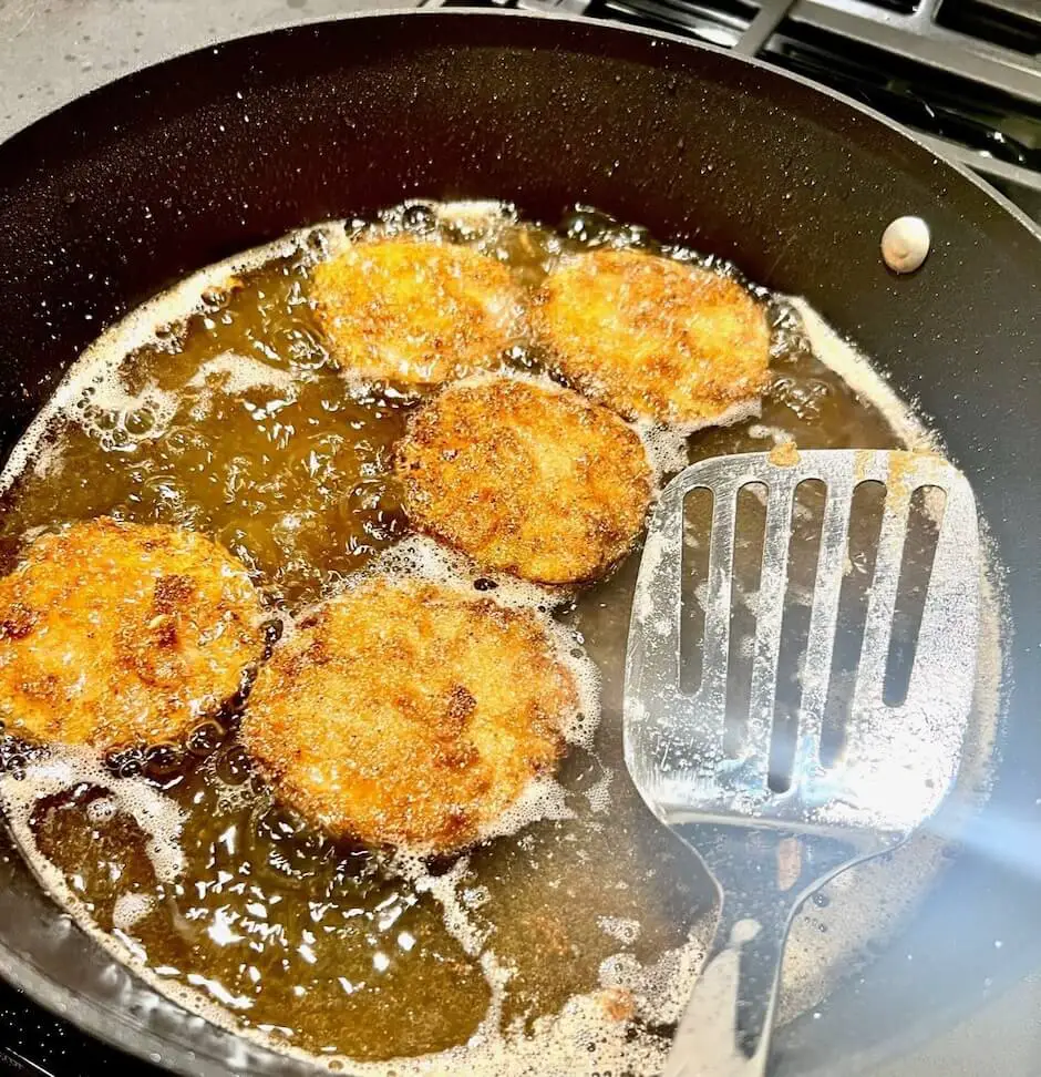 Frying green tomatoes in oil
