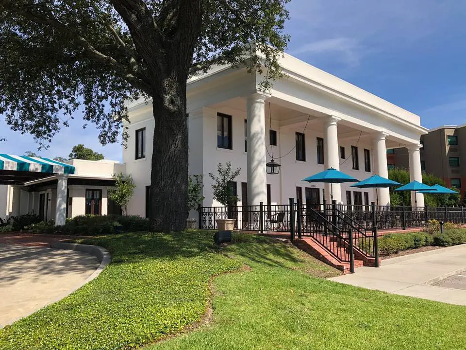 White pillars restaurant exterior biloxi ms