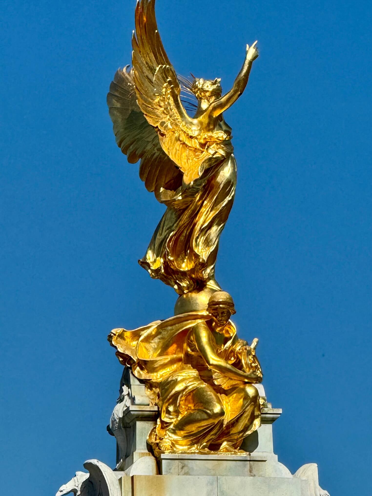 buckingham palace gold fountain statue