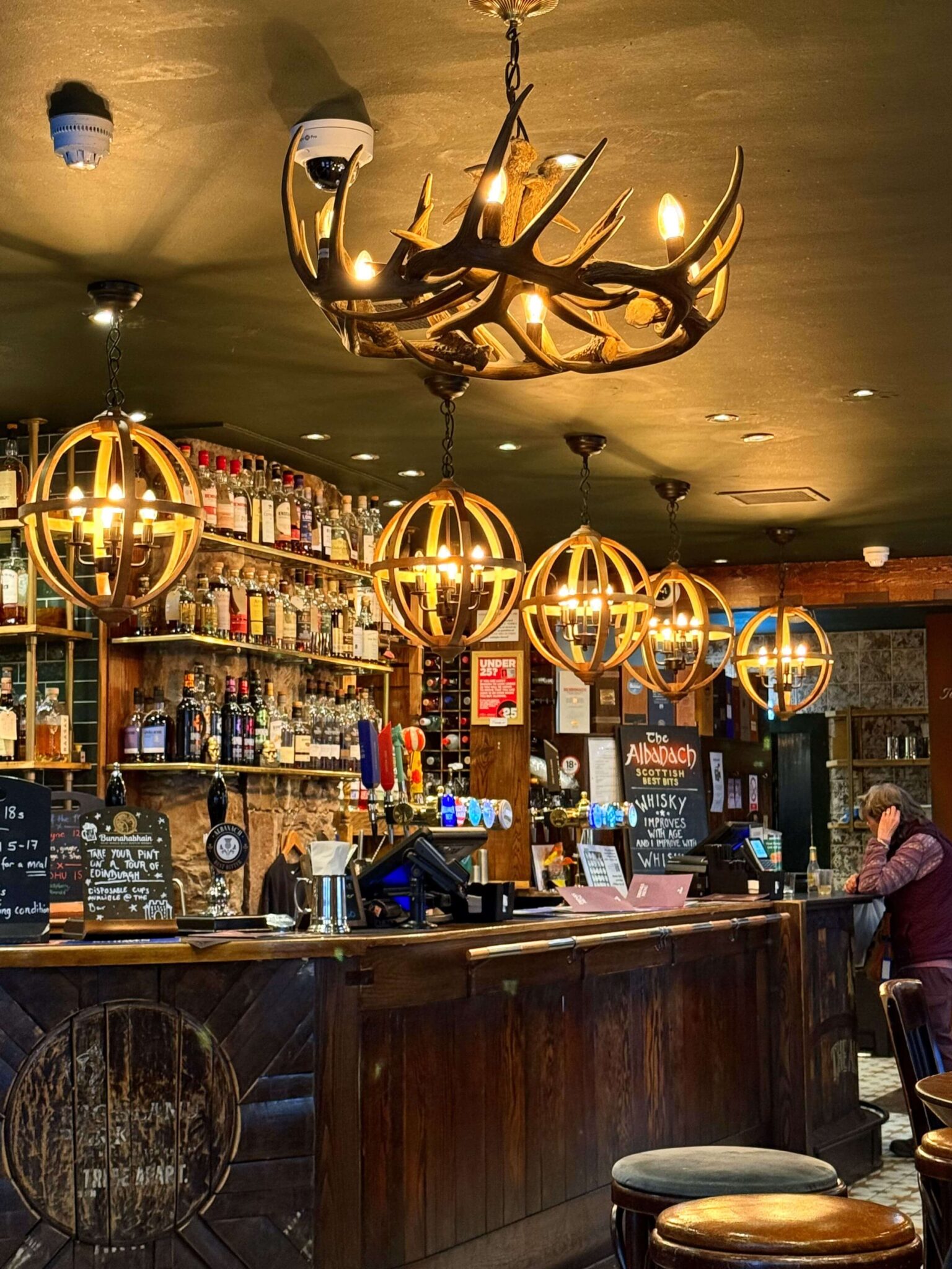 albanach pub royal mile interior