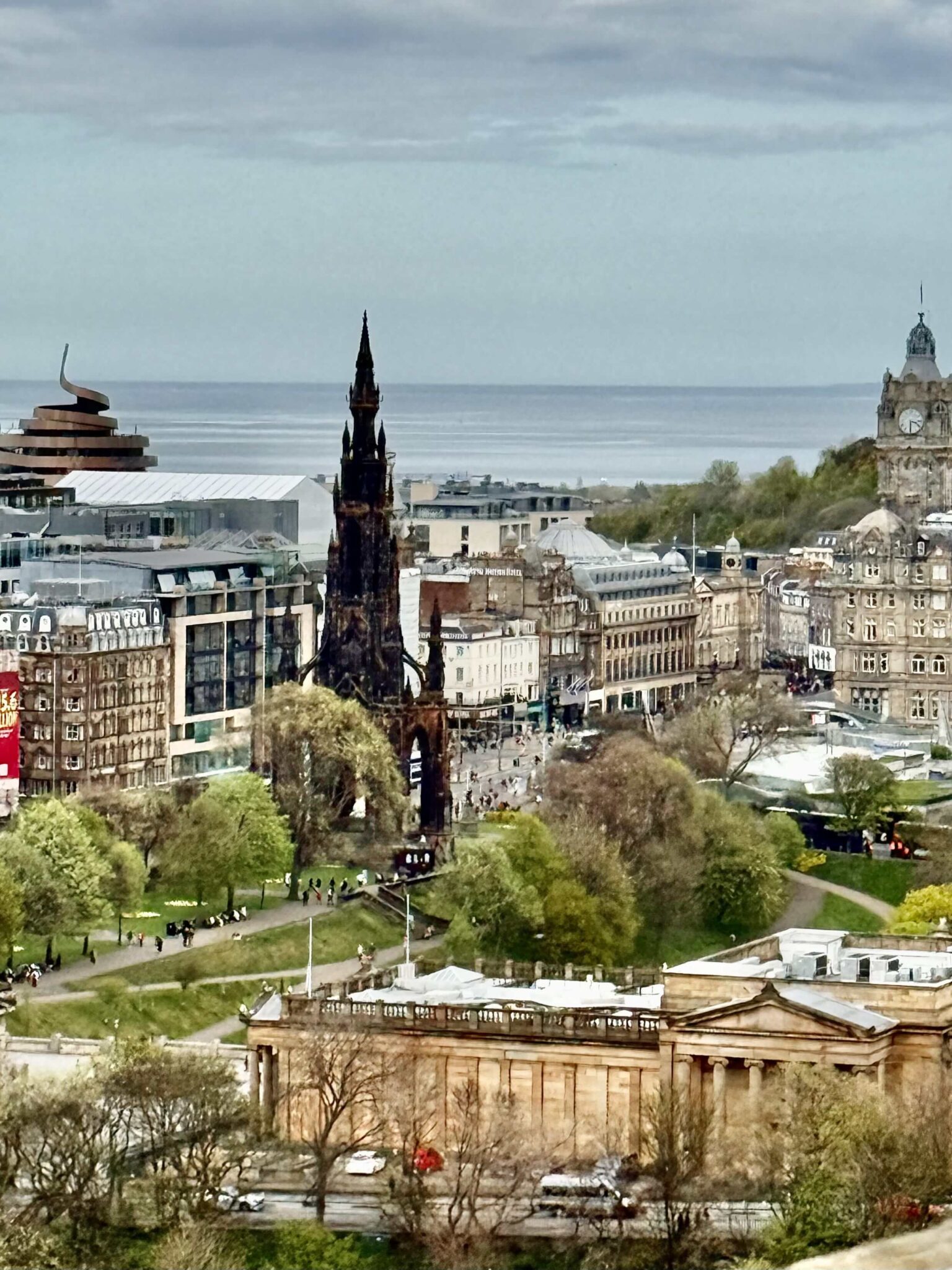 edinbugh castle views scotland-min