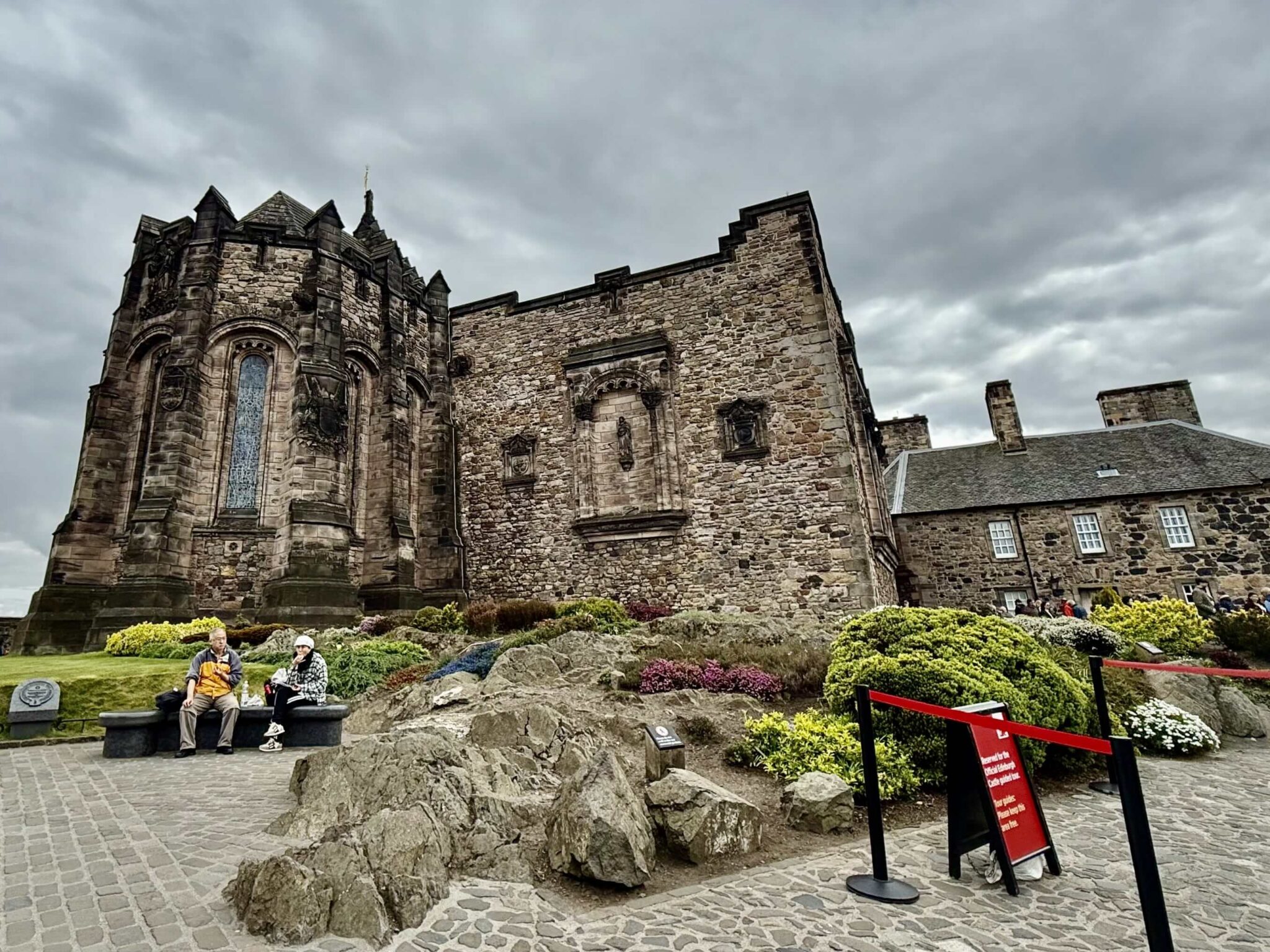 edinburgh castle battlements scotland-min