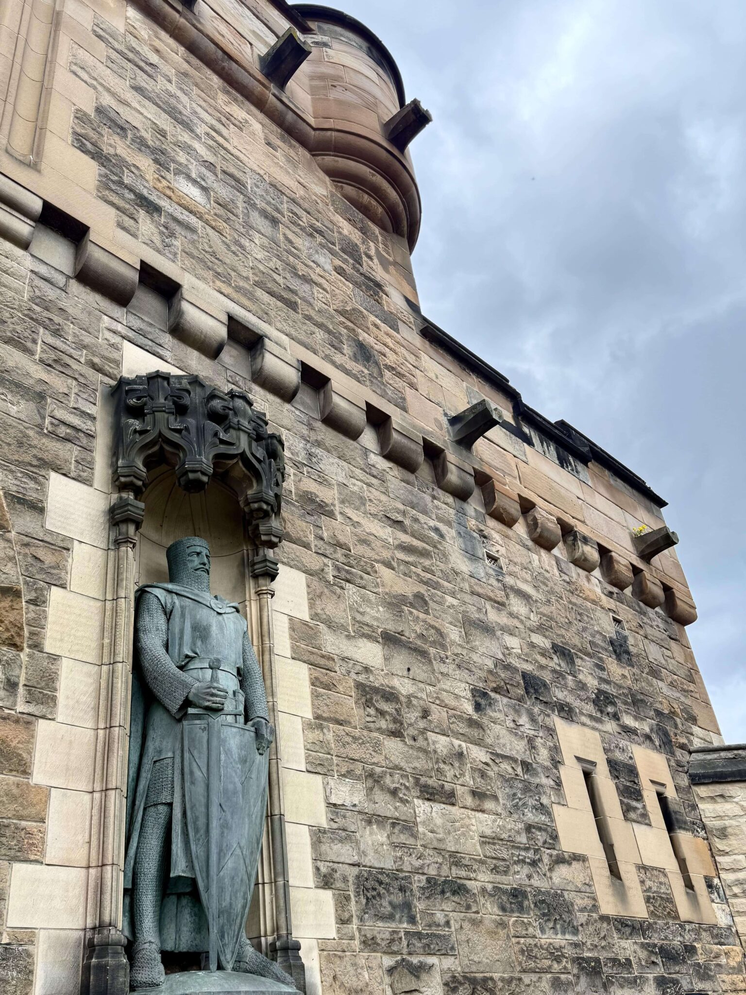 edinburgh castle statues scotland